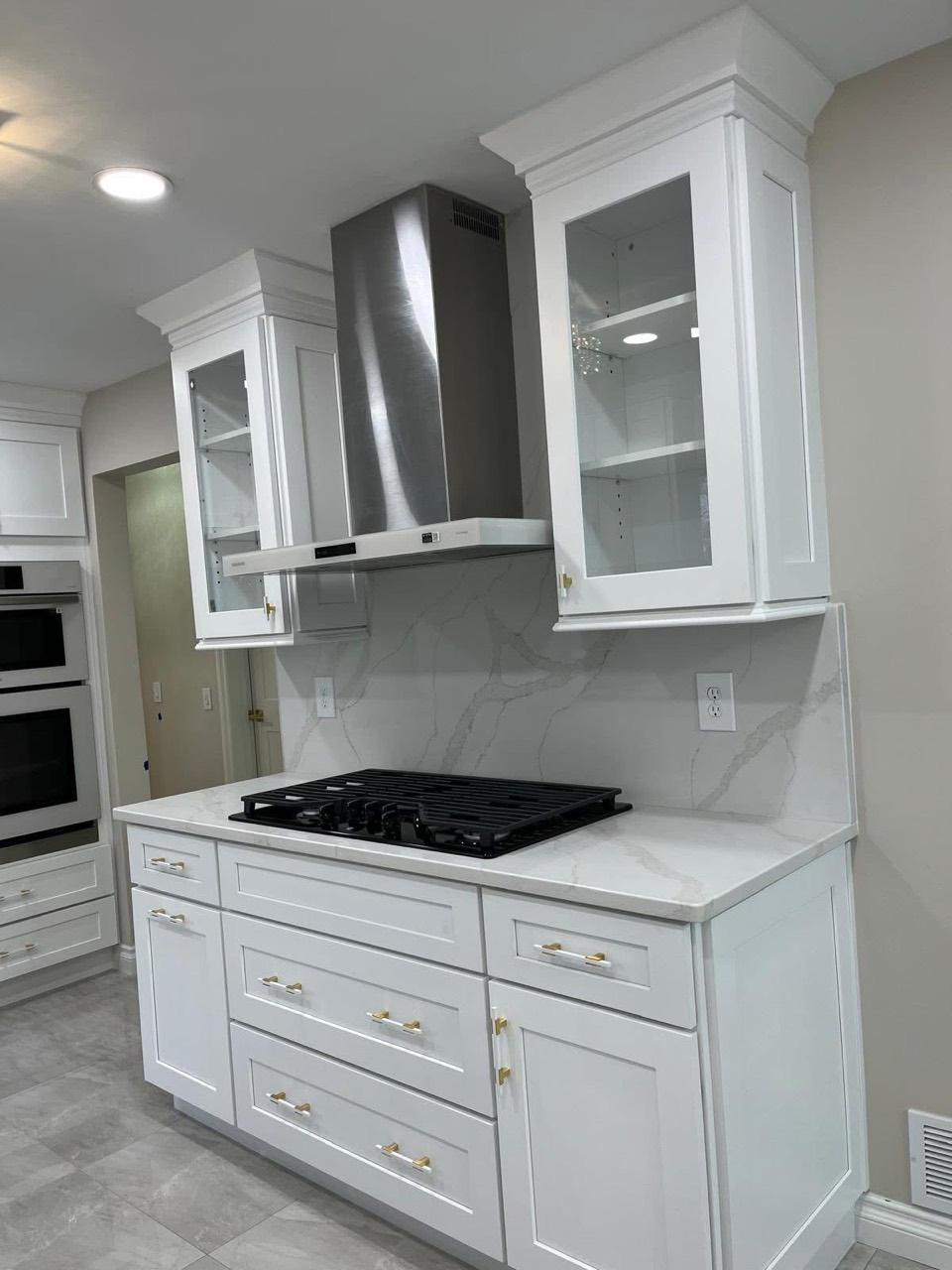 White DHR kitchen range wall with glass-front cabinets